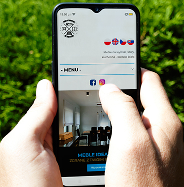 Projekty: wizytówek, voucherów i grafik na stronę www. Obsługa social media, marekting, komunikacja i budowanie strategii dla pracowni stolarskiej.